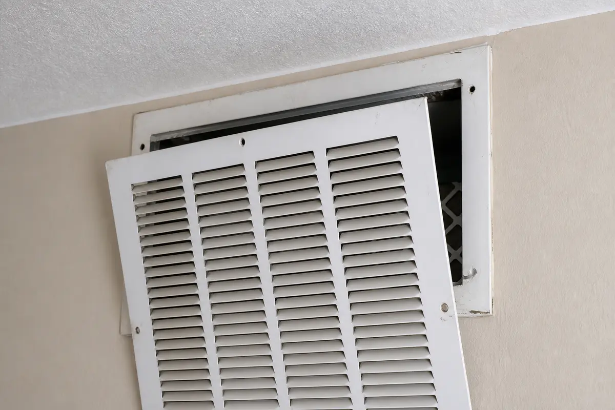 Return-air grille for weak airflow at a damaged return