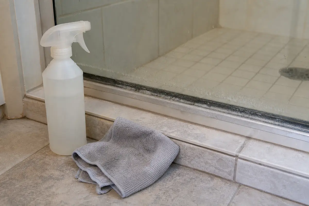 Mild bathroom cleaner tool