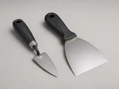 Margin trowel or putty knife tool
