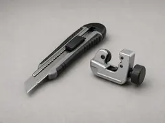 Tubing cutter or pipe cutter tool