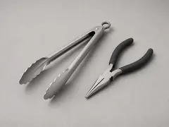 Tongues or pliers tool