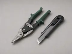Utility knife or saw suited to the lattice material tool